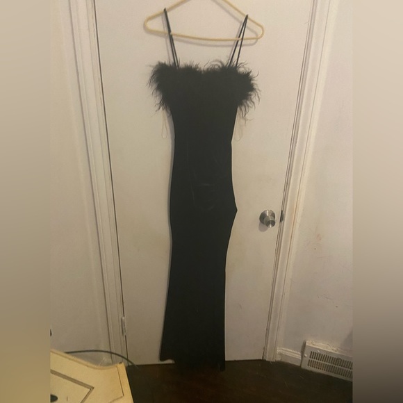 Feathered mermaid black Windsor dress - Picture 2 of 6